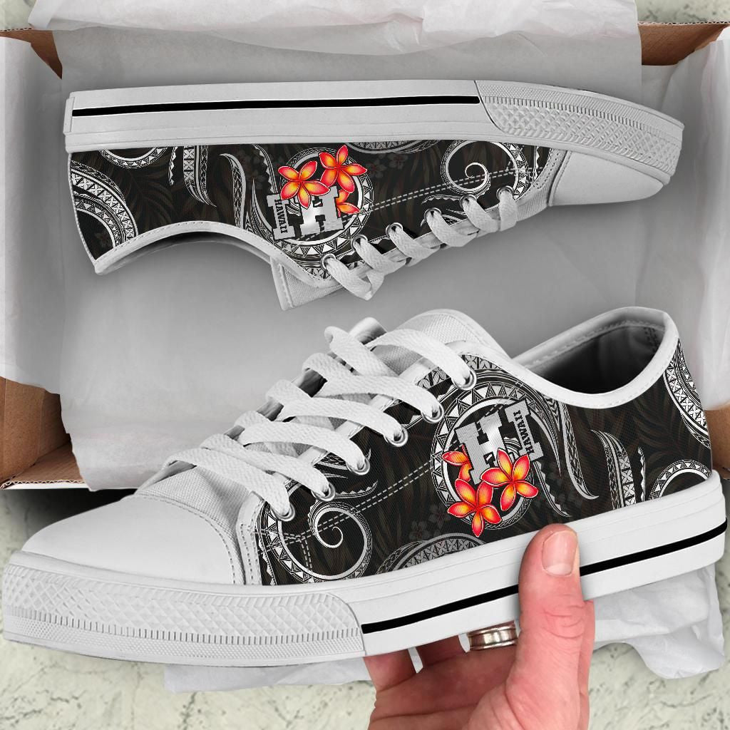 Polynesian Hawaii Low Top Shoe Black Plumeria