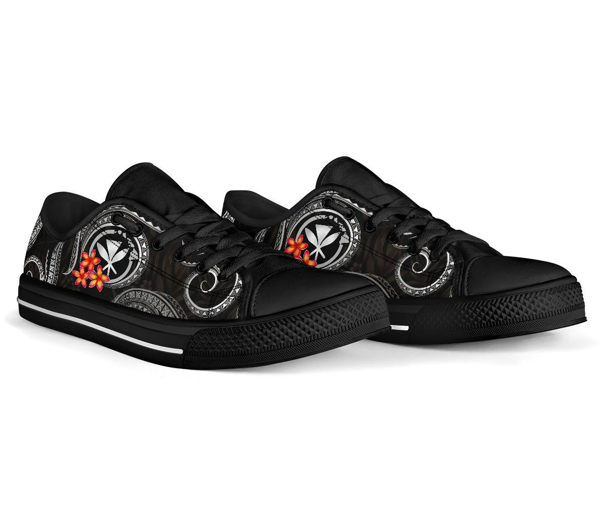 Polynesian Hawaii Low Top Shoe - Black Plumeria